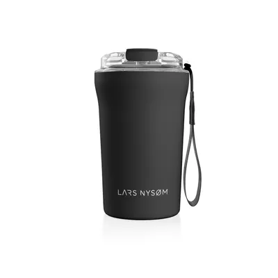 Obrázok produktu pre Termohrnček na kávu LARS NYSØM s popruhom na prenášanie a viečkom z Tritanu | Cestovný hrnček 0,38 l bez BPA s izoláciou (Onyx Black, 380 ml)