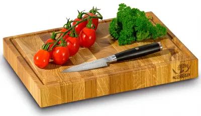 Produktbild von FALKENBERGER Stirnholz Schneidebrett aus massiver Eiche 32 × 24 × 4 cm M Handgefertigt.  Europe. Mit Saftrille und vertiefter Saftwanne, beidseitig zum Schneiden und Servieren nutzbar.