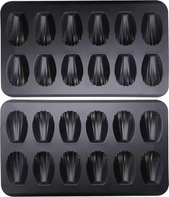 Produktbild von Packung mit antihaftbeschichteten Madeleine-Backformen, robuster 12-Tassen-Backform in Muschelform.