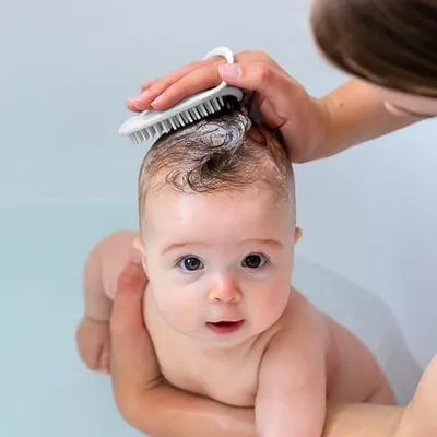 Produktbild von Silikon-Shampoobürste mit weichen Borsten für Babys und Kleinkinder – Kamm zur Kopfhautmassage und zur Pflege bei Milchschorf