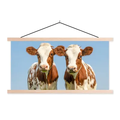 Produktbild von MuchoWow® Textilposter Kühe - Himmel - Tiere - Bauernhof - Porträt 120x60 cm mit holzfarbenen Rahmen - Klemmleiste