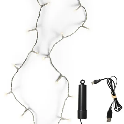 LED-Lichterkette mit Batteriefach und schwarzem Kabel freigestellt auf weißem Hintergrund.