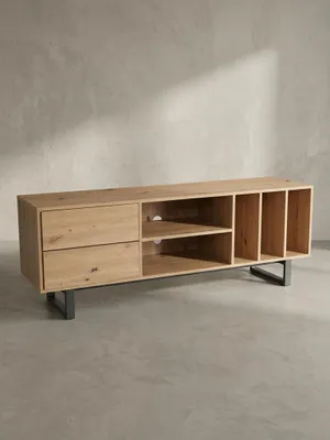 Das TV-Lowboard in Eichen-Optik aus einer seitlichen 3/4-Perspektive, die die Tiefe der Regalfächer und die stabile Konstruktion der schwarzen Metallfüße verdeutlicht._#sku_SAFWL6.813#