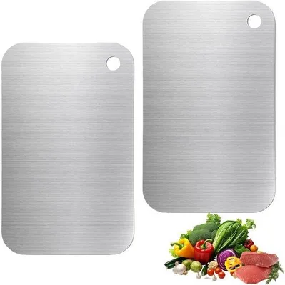 Produktbild von Unyqoos® 2er-Set Edelstahl-Schneidebretter – beidseitig verwendbar für Fleisch, Gemüse & Obst, geruchsneutral, rutschfest, leicht zu reinigen, auch als Servierbrett