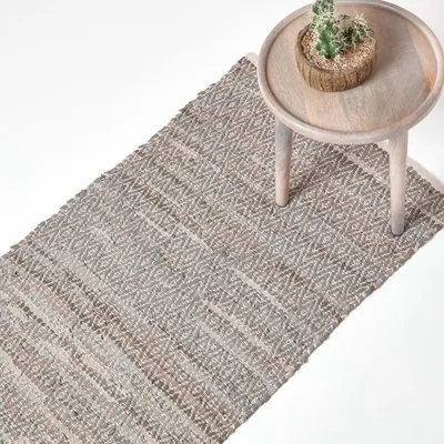 Immagine prodotto di HOMESCAPES Tappeto grigio in pelle intrecciata a mano con motivo a rombi, 66 x 200 cm