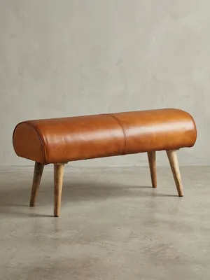 Gesamtansicht der Lederbank als Designobjekt für den Flur oder das Schlafzimmer, das Funktionalität und Vintage-Ästhetik vereint._#sku_BARWL6.086#