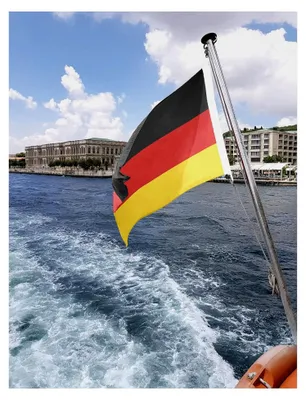 Produktbild von Beflaggung Deutschland 20 x 30 cm - Schiffsflagge aus 160g/m² Stoff - robust und wetterfest mit Strick und Schlaufe, Bootszubehör für Motorboote