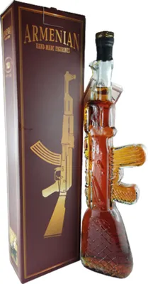 Produktbild von Armenischer Brandy Kalaschnikow Geschenkset 0,5L 5 Jahre Reifezeit Ararat Tal