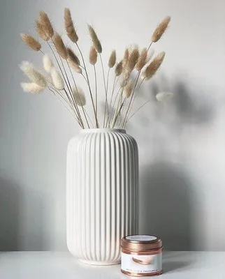 Produktbild von Unyqoos® Keramikvase Weiß, 20 cm hoch (Ø 7 cm) – handgefertigte geometrische Deko‑Vase als Tischmittelpunkt für Pampasgras und Trockenblumen