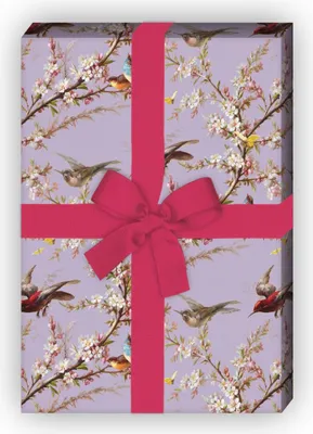 Produktbild von Frühlings Geschenkpapier mit Blüten und Vögeln auf lila - G7724, 32 x 48cm