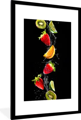 Produktbild von MuchoWow® Gerahmtes Poster Obst - Wasser - Schwarz - Stillleben Erdbeere - Kiwi 60x90 cm - Poster mit Schwarzem Bilderrahmen Wandposter Rahmen Foto Bilder - Dekoration - Wandposter Wohnzimmer - Hochwertig