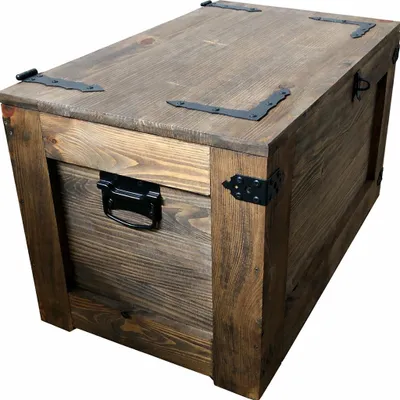 Produktbild von Rustikale Holztruhe auf Rädern 80x47x45 cm. Holztruhe mit Metallelementen