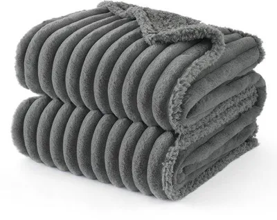 Obrázok produktu pre Uniqoos® – vodoodolná a umývateľná deka pre psov – materiál Sherpa, vhodná pre stredne veľké psy, rozmer 76 x 102 cm, farba: sivá