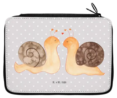 Produktbild von Mr. & Mrs. Panda Etui Schnecken Liebe - Grau Pastell - Geschenk, Freundin, Bleistiftetui, Schreibetui, Zufrieden, Mäppchen, Federmäppchen, Federtasche, Schüleretui, Große