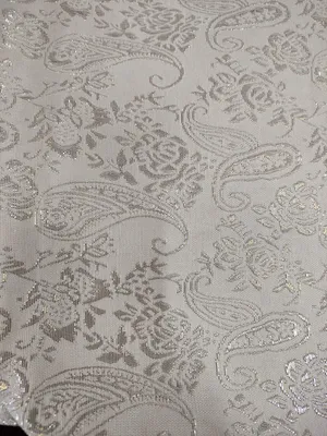 Obrázek produktu pro Ubrus s květinami - stříbrný 180x33 cm