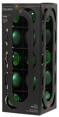 Eine schwarze Kartonverpackung mit Sichtfenstern, gefüllt mit zwanzig tannengrünen Christbaumkugeln aus Glas in matten und glänzenden Varianten