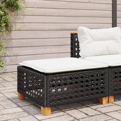 Produktbild von Schwarzer Gartenhocker aus Polyrattan mit Sitzkissen, Fußhocker für Terrasse, Balkon und Garten, bequemer Sitzhocker für den Außenbereich, 63,5x56x32 cm