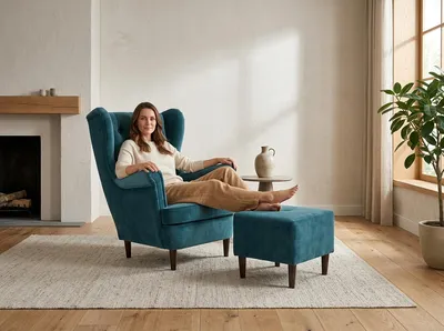 Produktbild von Ohrensessel DIANA Royal mit Hocker – skandinavisches Set, Knopfheftung, Velours Blau, Family Meble, KI-generiertes Bild