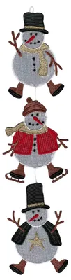 Drei fröhliche Schneemänner aus Stoff sind übereinander angeordnet und tragen jeweils unterschiedliche Hüte und Schals während sie mit ihren Armen winken und ein winterliches Flair verbreiten