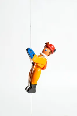 Produktbild von Holzspielzeug Kletterfigur Höhlenforscher Höhe=6,5 (Kletterseil ca 45 cm)cm NEU