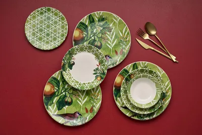 Produktbild von Hermia Concept, Hochwertiges 24-teiliges Geschirrset, 100% Keramik, Grün | 6 Servierplatten (25x25x2,5 cm), 6 Teller (21x21x3,5 cm), 6 Schalen (14x14x4,5 cm), 6 Dessertteller (19x19x2 cm) | Spülmaschinen- und mikrowellenfest.