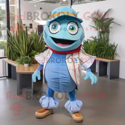 Produktbild von Himmelblauer REDBROKOLY Fisch-Tacos Maskottchen Kostüm charakter bekleidet mit einem Henley-Hemd und Hosenträgern