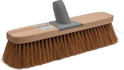 Image de Balai en bois Plubo Coco, brosse naturelle en fibres de coco, intérieur/extérieur, largeur 30 cm.
