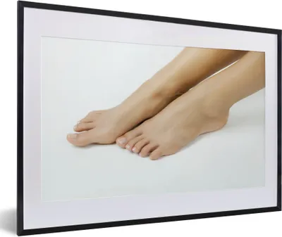 Produktbild von MuchoWow® Gerahmtes Poster Nackte Füße einer Frau 60x40 cm - Poster mit Schwarzem Bilderrahmen Wandposter Rahmen Foto Bilder - Schlafzimmer - Plakat in Rahmen - Drucken