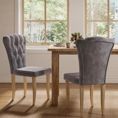 Imagen del producto de Conjunto de 2 sillas de comedor REMZETTA, color gris oscuro, tapizadas en terciopelo, con respaldo alto, botonadura, detalles en clavos y patas de madera. Sillas para la cocina o comedor