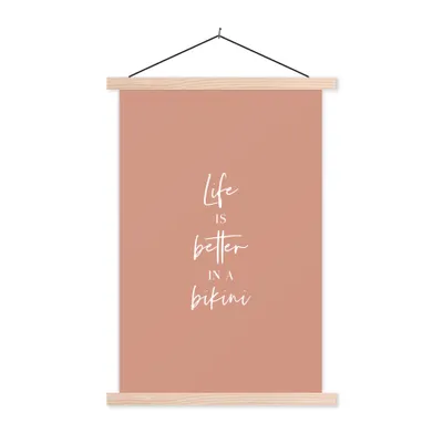 Produktbild von MuchoWow® Textilposter Das Leben ist besser im Bikini - Zitat - Pink 120x180 cm mit holzfarbenen Rahmen - Textil-Plakat