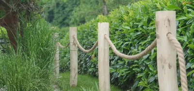 Produktbild von Seilzaun 100 cm Höhe - angespitzte Kastanienpfosten mit Loch und Seil