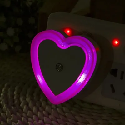 Produktbild von LED-Nachtlicht mit Lichtsensor und Herzform, EU-Stecker, stufenlos dimmbar – ROT