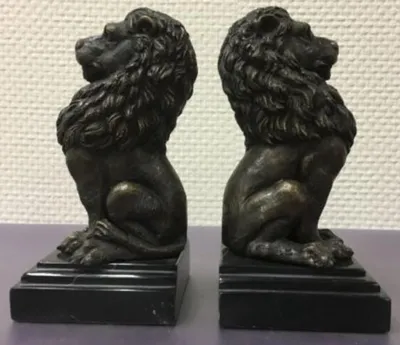 Produktbild von Casa Padrino Luxus Buchstützen 2er Set Bronze Löwen 9 x 9 x H. 19 cm - Deko Bronzefiguren mit Marmorsockel