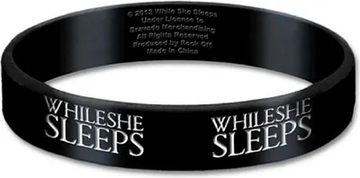 Produktbild von While She Sleeps - silikonový náramek na ruku s logem RO6921 (jedna velikost) (černý)