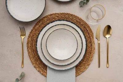 Produktbild von Hermia Concept, Hochwertiges 24-teiliges Dinner Set aus 100% Porzellan, Weiß und Schwarz | 6 Servierplatten (25 cm), 6 Teller (21 cm), 6 Schalen (16 cm), 6 Dessertteller (19 cm) | Spülmaschinen- und mikrowellengeeignet.