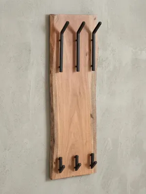 Frontansicht der Design Wandgarderobe aus massivem Akazienholz, 100 x 35,5 cm, mit sechs schwarzen Metallhaken in zwei Reihen, auf weißem Hintergrund freigestellt._#sku_BARWL6.360#