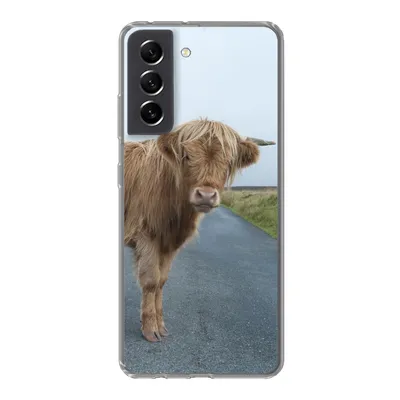 Produktbild von MuchoWow® Handyhülle Schutzhülle Hülle für Samsung Galaxy S21 FE Scottish Highlander - Straße - Gras Silikon Softcase Handy Hülle - Mobiltelefonhülle