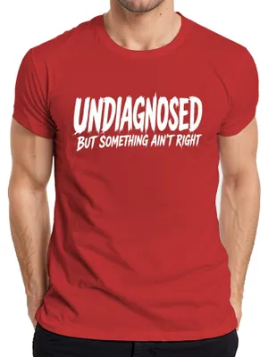 Immagine prodotto di Maglietta da uomo, rossa, taglia L, con la scritta: "Qualcosa non va, ma non è stato diagnosticato". (Stile: ironico/sarcastico)