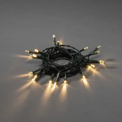 Produktbild von Konstsmide 1469-100 LED Lichterkette, mit an/aus Schalter, 6h Timer, 30 warm weiße Dioden, batteriebetrieben, Innen, grünes Kabel, 3 x AA 1.5V (exkl.)
