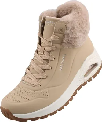 Auf dem Bild ist ein hellbrauner Stiefel zu sehen der eine glatte Oberfläche hat und eine schlanke Form aufweist. Der Stiefel wird von der Seite dargestellt und zeigt die charakteristische Silhouette und die verstärkte Ferse.