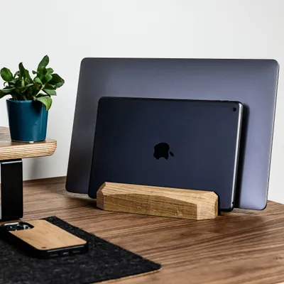 Produktbild von Doppelt Vertikaler Laptop Ständer, Handgefertigtes Laptopständer aus Holz, Halterungen für Laptop Eiche