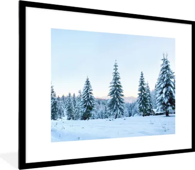 Produktbild von MuchoWow® Gerahmtes Poster Winter - Schnee - Bäume 80x60 cm - Poster mit Schwarzem Bilderrahmen Wandposter Rahmen Foto Bilder - Schlafzimmer-Dekorationen - Fotoposter