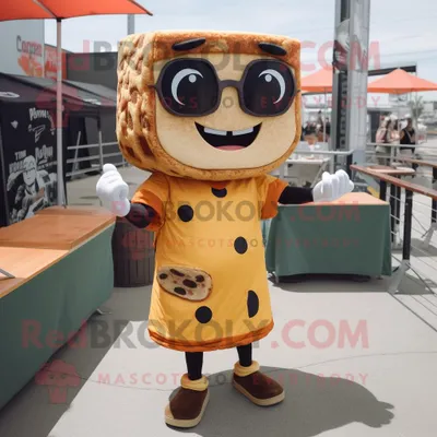Imagen del producto de Personaje REDBROKOLY de disfraz de mascota Rust Grilled Cheese Sandwich vestido con un mameluco y gafas de sol