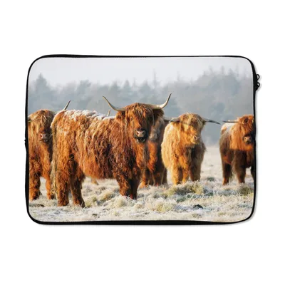 Produktbild von MuchoWow® Laptop Hülle 14 ZollSchottische Highlander - Schnee - Wald Laptoptasche - Laptoptasche - Stoßsicher - Schutzhaube