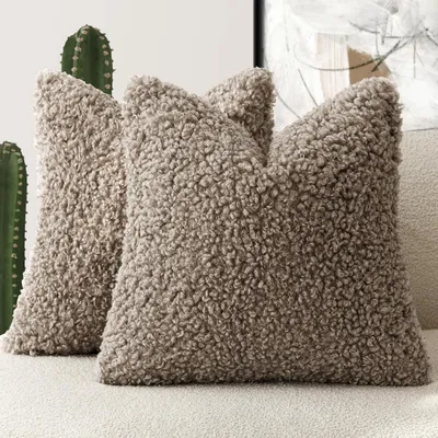 Produktbild von Omgoods - 2 Kissenbezüge aus Kunstfell - Weich und flauschig