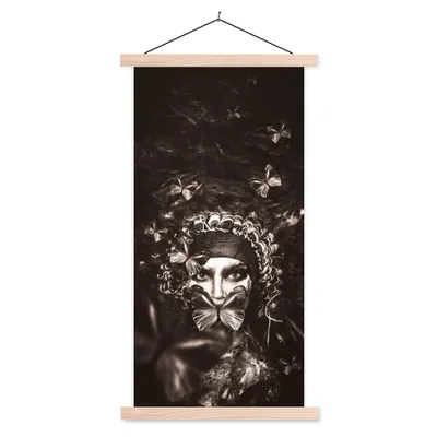 Produktbild von MuchoWow® Textilposter Frau - Schmetterling - Schwarz - Weiß 40x80 cm mit holzfarbenen Rahmen - Wohnzimmer