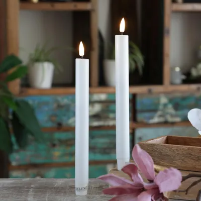 Produktbild von LED Stabkerzen MIA - Echtwachs - 3D Flamme - H: 24cm/D: 2,2cm - Batteriebetrieb - weiß - 2 Stk