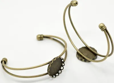 1 Filigraner Armreif mit Fassung für Cabochon (∅ 20 mm), antik bronze