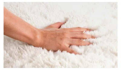 Produktbild von Teppich aus Lammfellimitat 60x180 cm – Flauschiger Hochflor aus Kunstfaser – Weiche, warme Deko für Boden, Sofa, Sessel & Bett – Waschbar – Für Innen- und Außenbereich – Creme