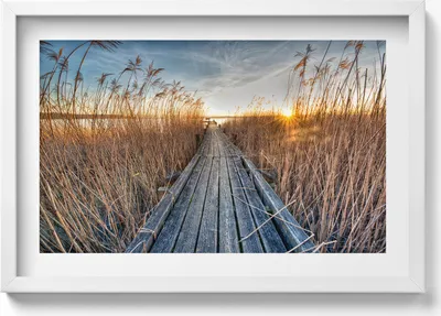 Produktbild von Eine Holzstraße zwischen Leisten– Wandbild mit Rahmen – Gerahmtes Bild  – Wanddekoration – 60x40 cm –  Schwarz Rahmen